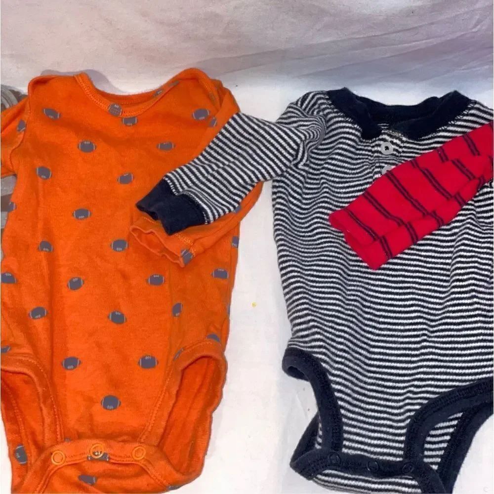 4 Carter’s body suits  - Picture 4 of 7